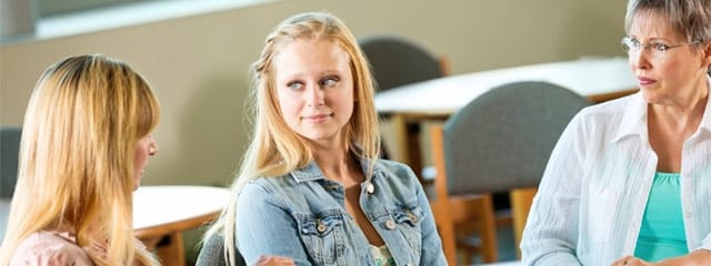 Tjejer pratar med varandra